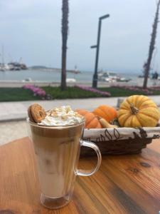 een kopje koffie zittend op een tafel met een dienblad pompoenen bij Urla Marin otel in Izmir