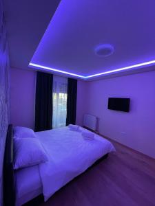 Ένα ή περισσότερα κρεβάτια σε δωμάτιο στο Apartman ARENA 1 Doboj +3 φωτογραφίες