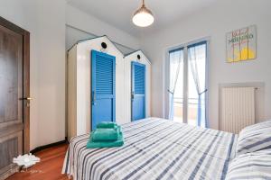 Schlafzimmer mit blauer Tür und einem Bett in der Unterkunft ALBA E TRAMONTO in Pieve Ligure