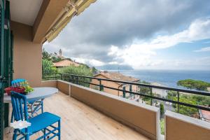 balcón con mesa, sillas y vistas al océano en ALBA E TRAMONTO, en Pieve Ligure