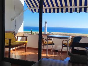 Uma vista do mar tirada do apartamento
