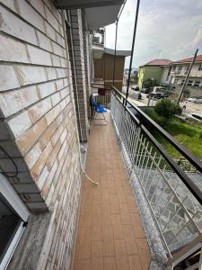 una pared de ladrillo con una pasarela en una casa en Cozy home baranzate, en Baranzate