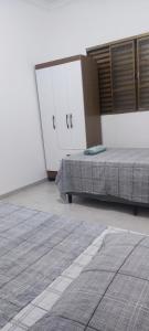 Cama o camas de una habitación en Apartamento no centro de Dourados