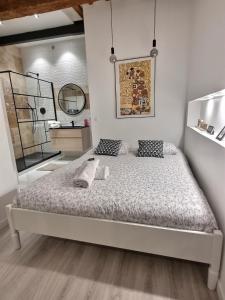 sypialnia z łóżkiem w pokoju w obiekcie Appartement T2 40m2 Rénové Au Coeur du Panier Vieux Port w Marsylii