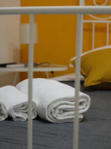 toalla blanca en el suelo de una cama en La Darsena Fiumicino, en Fiumicino