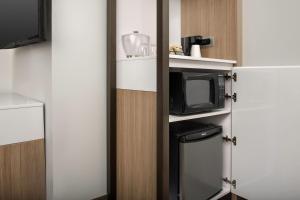 SpringHill Suites by Marriott Cincinnati Mason的厨房或小厨房