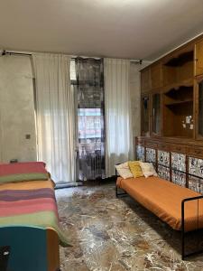 Cette chambre comprend 2 lits et une fenêtre. dans l'établissement Da Tiziana, à Turin