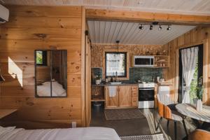 a kitchen and living room in a log cabin at Le 2800 du Parc in Shawinigan