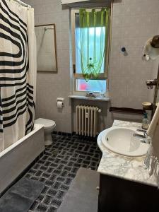 La salle de bains est pourvue d'un lavabo, de toilettes et d'une fenêtre. dans l'établissement Da Tiziana, à Turin