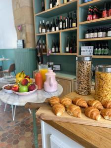 - une table avec un bouquet de pains et des bols de fruits dans l'établissement La Belle Vicoise, à Vic-sur-Aisne