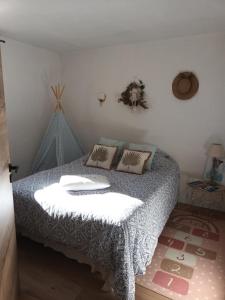 Łóżko lub łóżka w pokoju w obiekcie Jolie villa Lalou Côte d'Azur trois chambres