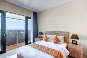 - une chambre avec un grand lit et une grande fenêtre dans l'établissement Elegant 6 Bedrooms Luxury Villa Near Pandawa Beach, à Nusa Dua