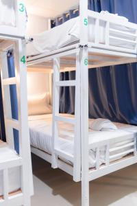 Palanda nebo palandy na pokoji v ubytování Nacha Hostel, Koh Phi Phi, Krabi. THAILAND