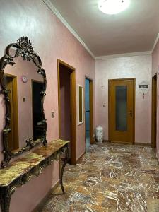 Cette chambre dispose d'un miroir et d'un sol en marbre. dans l'établissement Da Tiziana, à Turin