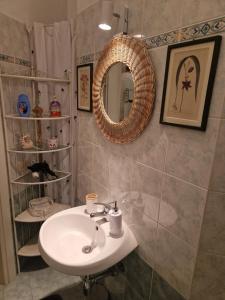uma casa de banho com um lavatório e um espelho em At MONICA's in Rome - stazione Labaro em Roma
