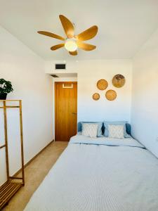 Llit o llits en una habitació de Apartamento con Piscina y Jardín Fantástico Cala Sirenas - Nuevo