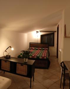 um quarto com uma cama e uma mesa num quarto em 26 km da Roma Monolocale ben collegato A.C. wifi em Rignano Flaminio