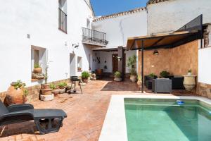 un patio con piscina en una casa en Casa Generalife, bei Granada, en Dúrcal