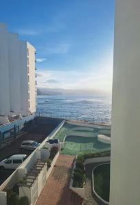 vistas al océano desde un edificio en Atardecer con vistas al Teide, en Tacoronte