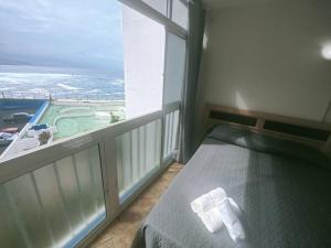 1 dormitorio con cama y ventana grande en Atardecer con vistas al Teide, en Tacoronte
