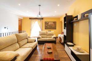 sala de estar con sofá y mesa en Casa Generalife, bei Granada, en Dúrcal