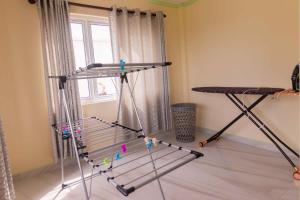 una silla en una habitación con ventana en Azamat Self-Catering Apartment, en Mahe