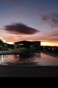 duży basen z wodą przed budynkiem w obiekcie Temporada 101 w mieście Garanhuns