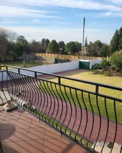 un campo de béisbol detrás de una valla en Sky view Guest House, en Johannesburgo