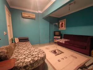 a bedroom with a bed and a couch in it at شقه مفروشه مميزه جدا لعائله بالدقي in Cairo