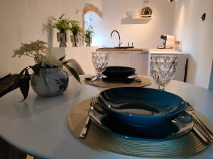 グニェズノにあるWieża Gniezno Apartament WIEŻAの青い鉢と皿が置かれたテーブル