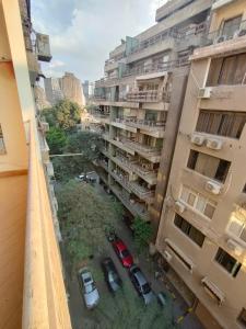 einen Blick vom Balkon eines Apartmentgebäudes in der Unterkunft شقه مفروشه مميزه جدا لعائله بالدقي in Kairo