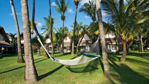 弗利康弗拉克La Pirogue Mauritius的度假村棕榈树之间的吊床
