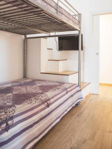 1 dormitorio con litera y TV en Tenute Donna Franca, en Elice