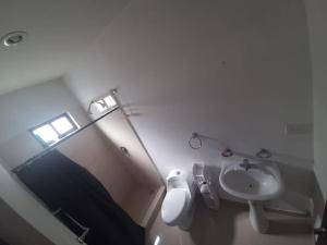 Phòng tắm tại Residencia nueva en privada con alberca 5 camas