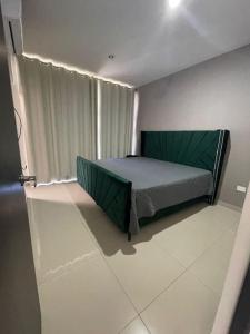 Giường trong phòng chung tại Residencia nueva en privada con alberca 5 camas