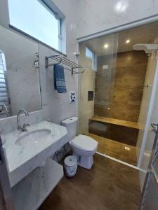 ein Bad mit einem Waschbecken, einem WC und einer Dusche in der Unterkunft Casa de Hóspede Canto do Canto in Itapetininga