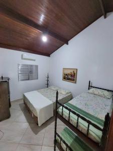 1 dormitorio con 2 literas y techo en Casa de Hóspede Canto do Canto, en Itapetininga