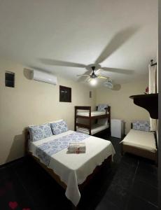 sypialnia z łóżkiem i wentylatorem sufitowym w obiekcie Recanto da Bruna Ilha Grande w mieście Angra dos Reis