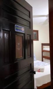 drzwi z znakiem w sypialni w obiekcie Recanto da Bruna Ilha Grande w mieście Angra dos Reis