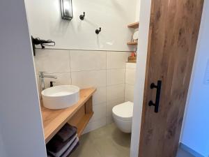 Ένα μπάνιο στο Ferienwohnung „lütte Stuuv“ - Hof Mühlenkoppel +42 φωτογραφίες