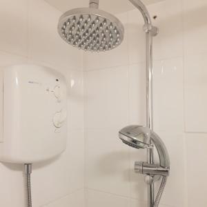 łazienka z prysznicem z głowicą prysznicową w obiekcie 9 Sea Valley w mieście Clovelly