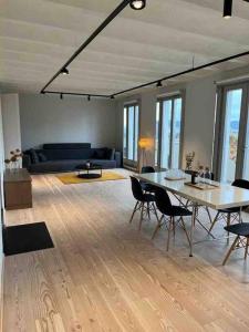 ein großes Wohnzimmer mit einem Tisch und Stühlen in der Unterkunft Luxury City Penthouse Apartment in Wien