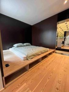 1 dormitorio con 1 cama grande con marco de madera en Luxury City Penthouse Apartment, en Viena