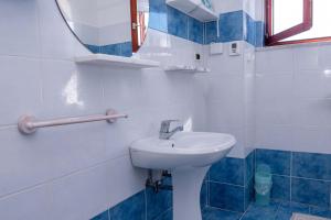 La salle de bains est pourvue d'un lavabo et d'un miroir. dans l'établissement The Blue House, à Sečovlje