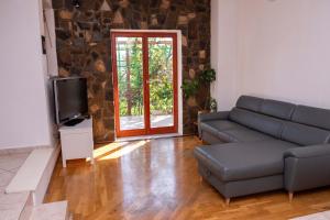 - un salon avec un canapé et une télévision dans l'établissement The Blue House, à Sečovlje