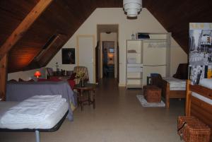 een slaapkamer met een bed en een woonkamer bij Location Golfe du Morbihan in Arradon