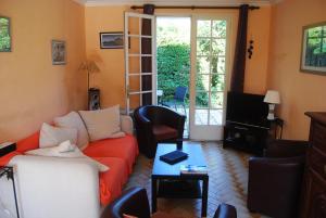 een woonkamer met een bank en een tafel bij Location Golfe du Morbihan in Arradon