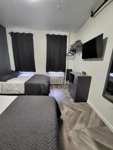 Postel nebo postele na pokoji v ubytování Shefah Hotel