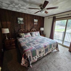 sypialnia z łóżkiem i wentylatorem sufitowym w obiekcie Alpine Retreat @ Seven Springs! w mieście Champion