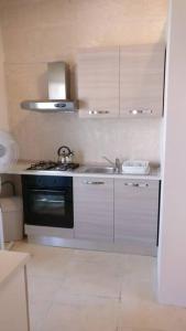 Il comprend une petite cuisine équipée d'un évier et d'une cuisinière. dans l'établissement Quaint Studio apartment, à Il-Birgu